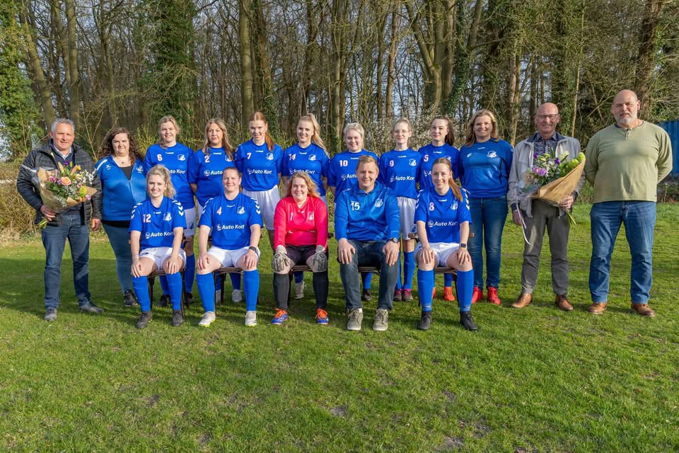 Nieuwe tenues dames dankzij sponsoren AutoFirst Auto Kort en Kabelleg- en Montagebedrijf K. Bouma