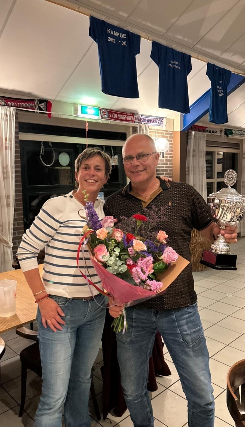 Herman van Bruggen kampioen klaverjassen vv Veenhuizen